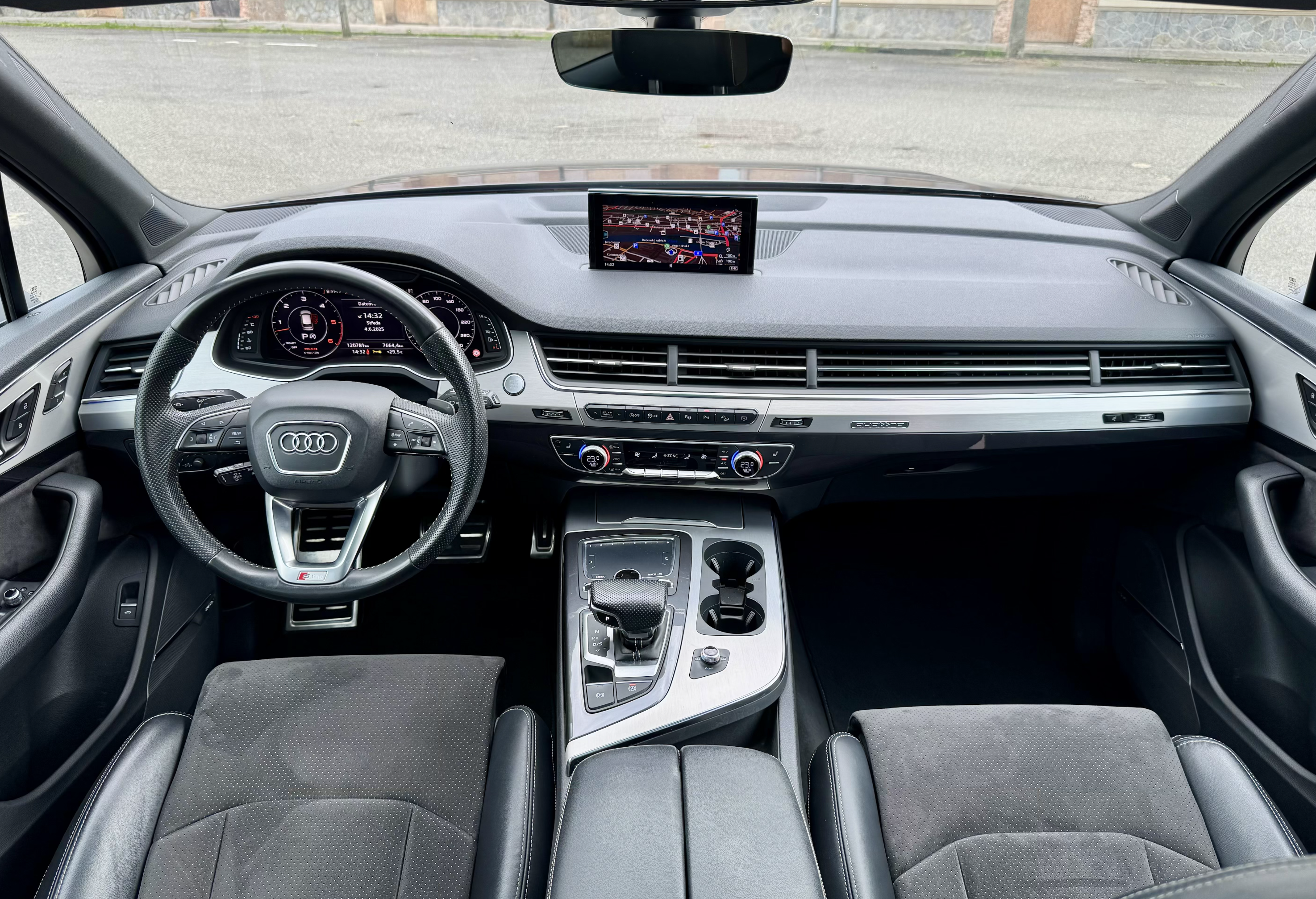 České ojeté Audi Q7 3.0 TDI S-line v top stavu – šedá metalíza, černý interiér Alcantara, vzduchový podvozek, panoramatická střecha, adaptivní tempomat a sportovní výbava. Výborná cena, ihned k odběru.